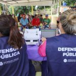 Servidoras da Defensoria Pública atendendo cidadãos em evento.