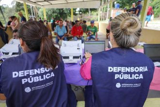 Servidoras da Defensoria Pública atendendo cidadãos em evento.