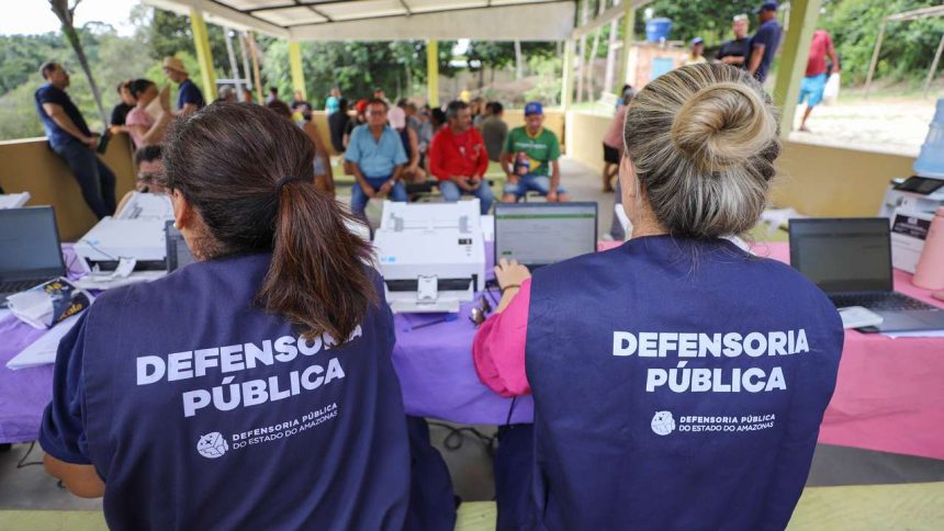 Servidoras da Defensoria Pública atendendo cidadãos em evento.