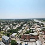 Vista aérea de uma Ipixuna no Amazonas com rio e vegetação exuberante.