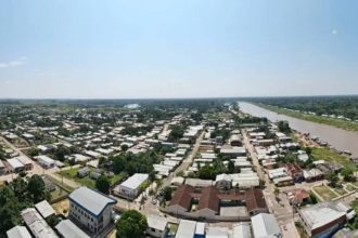 Vista aérea de uma Ipixuna no Amazonas com rio e vegetação exuberante.