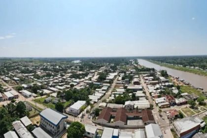 Vista aérea de uma Ipixuna no Amazonas com rio e vegetação exuberante.
