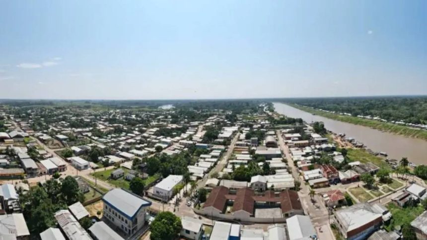 Vista aérea de uma Ipixuna no Amazonas com rio e vegetação exuberante.
