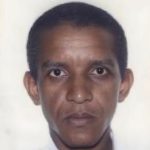 Homem aguarda reconhecimento por familiares no IML