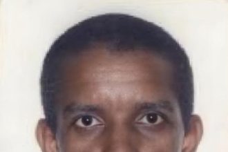 Homem aguarda reconhecimento por familiares no IML
