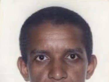 Homem aguarda reconhecimento por familiares no IML