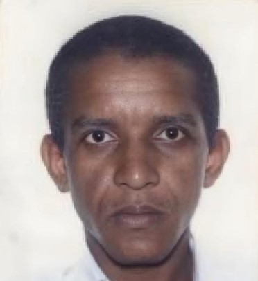 Homem aguarda reconhecimento por familiares no IML