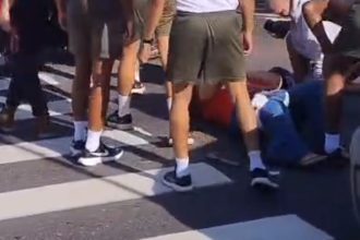 Mulher é atropelada em faixa e trânsito fica travado na Constantino Nery