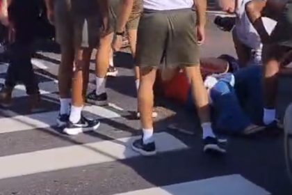 Mulher é atropelada em faixa e trânsito fica travado na Constantino Nery