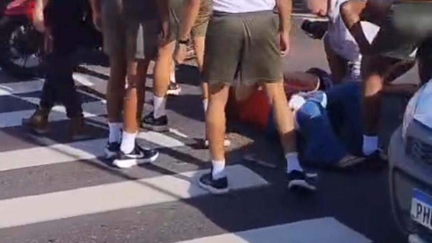 Mulher é atropelada em faixa e trânsito fica travado na Constantino Nery