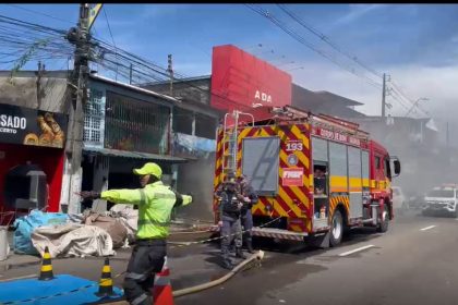 Incêndio atinge ponto de reciclagem na zona oeste de Manaus