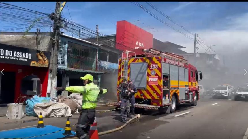 Incêndio atinge ponto de reciclagem na zona oeste de Manaus