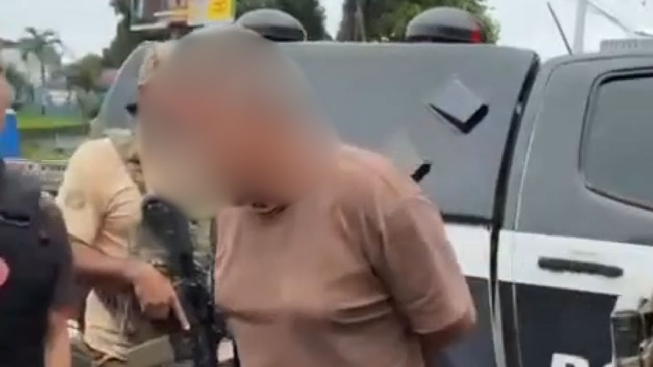 Policial civil aposentado que ameaçou decapitar ex é preso em Iranduba