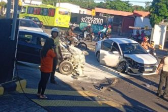 Colisão entre carros causa lentidão na Avenida Ephigênio Salles