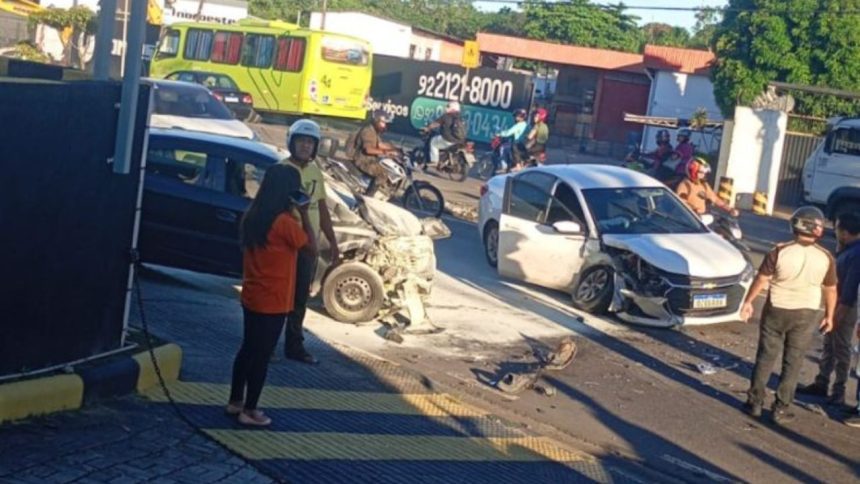 Colisão entre carros causa lentidão na Avenida Ephigênio Salles