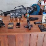 Suspeitos de matar adolescente e dois homens são presos com fuzil e pistolas no AM