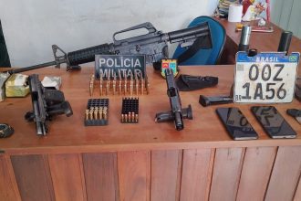 Suspeitos de matar adolescente e dois homens são presos com fuzil e pistolas no AM