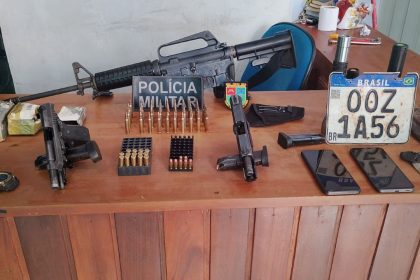 Suspeitos de matar adolescente e dois homens são presos com fuzil e pistolas no AM