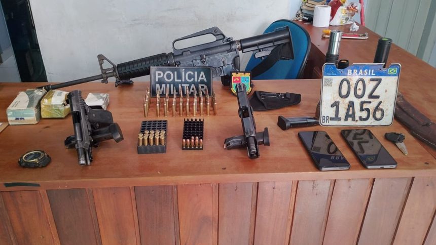 Suspeitos de matar adolescente e dois homens são presos com fuzil e pistolas no AM