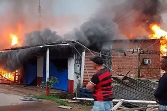 Incêndio atinge imóveis comerciais e residenciais em comunidade do Careiro da Várzea