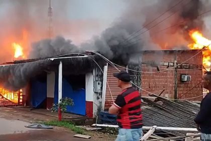 Incêndio atinge imóveis comerciais e residenciais em comunidade do Careiro da Várzea