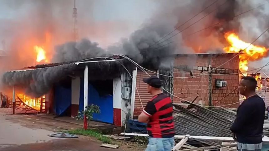 Incêndio atinge imóveis comerciais e residenciais em comunidade do Careiro da Várzea