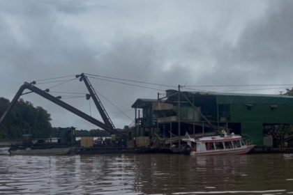 Operação no Amazonas destrói 18 dragas e 12 rebocadores usados no garimpo ilegal