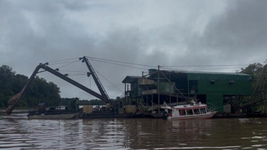 Operação no Amazonas destrói 18 dragas e 12 rebocadores usados no garimpo ilegal