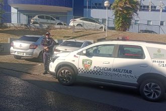 Homem é preso por ameaçar companheira e danificar viatura da PM em Manaus