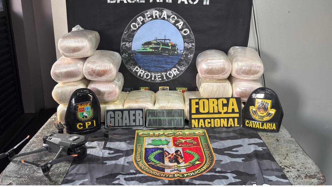 Polícia apreende mais de 40 kg de maconha escondidos em embarcação no AM