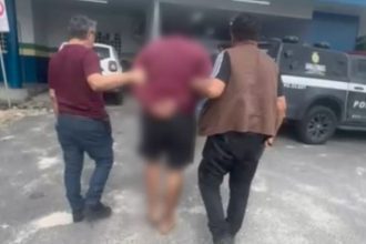 Homem é preso por agredir e enforcar ex com filho de 1 ano no colo em Manaus