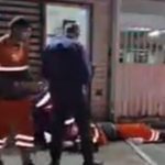 Coletor de lixo tem perna prensada por caminhão durante coleta em Manaus