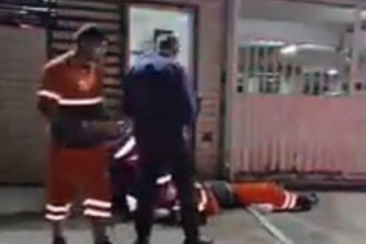 Coletor de lixo tem perna prensada por caminhão durante coleta em Manaus