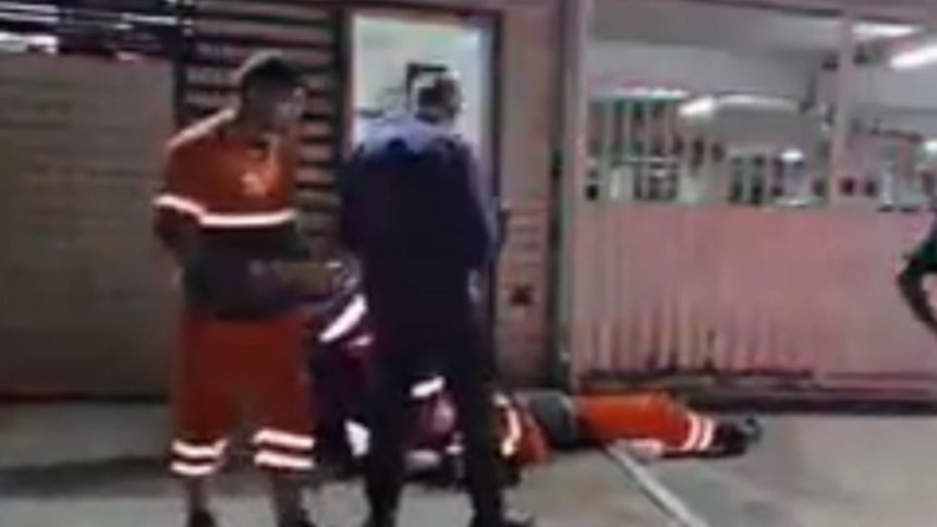 Coletor de lixo tem perna prensada por caminhão durante coleta em Manaus