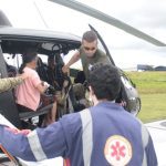 Idosa com insuficiência respiratória é resgatada de helicóptero em comunidade no AM