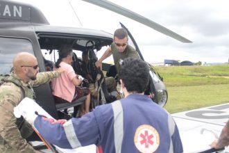 Idosa com insuficiência respiratória é resgatada de helicóptero em comunidade no AM