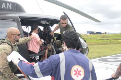 Idosa com insuficiência respiratória é resgatada de helicóptero em comunidade no AM