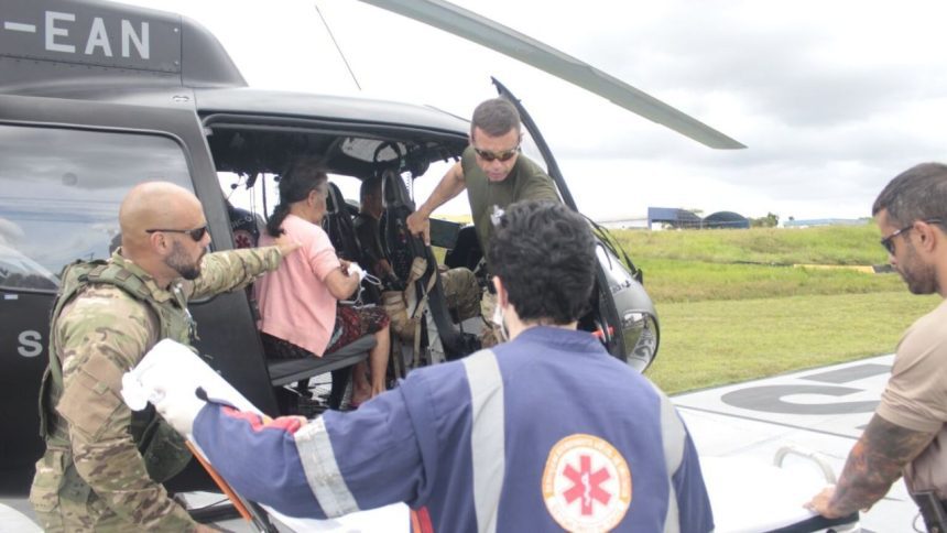 Idosa com insuficiência respiratória é resgatada de helicóptero em comunidade no AM