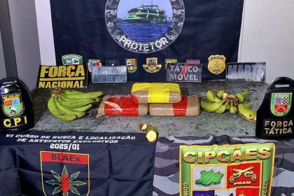 Drogas escondidas em bananas e caixas de informática são apreendidas no rio Solimões