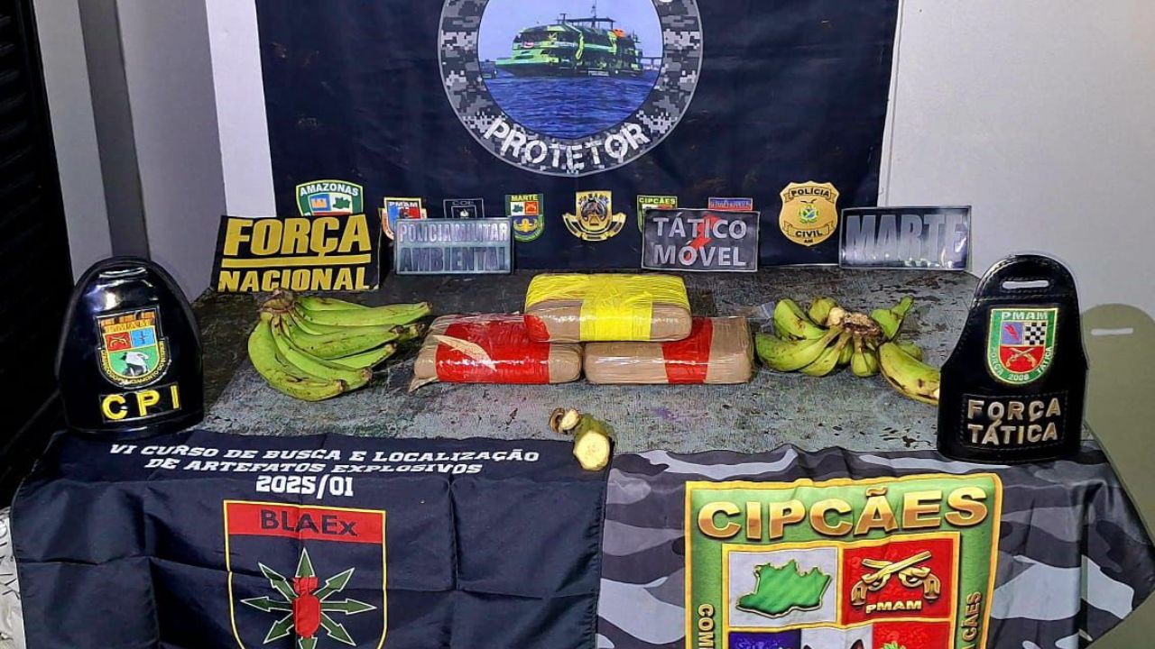 Drogas escondidas em bananas e caixas de informática são apreendidas no rio Solimões