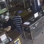 Vídeo registra assalto a loja de autopeças no bairro Cachoeirinha