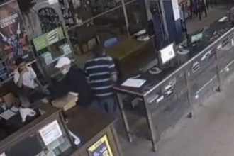 Vídeo registra assalto a loja de autopeças no bairro Cachoeirinha