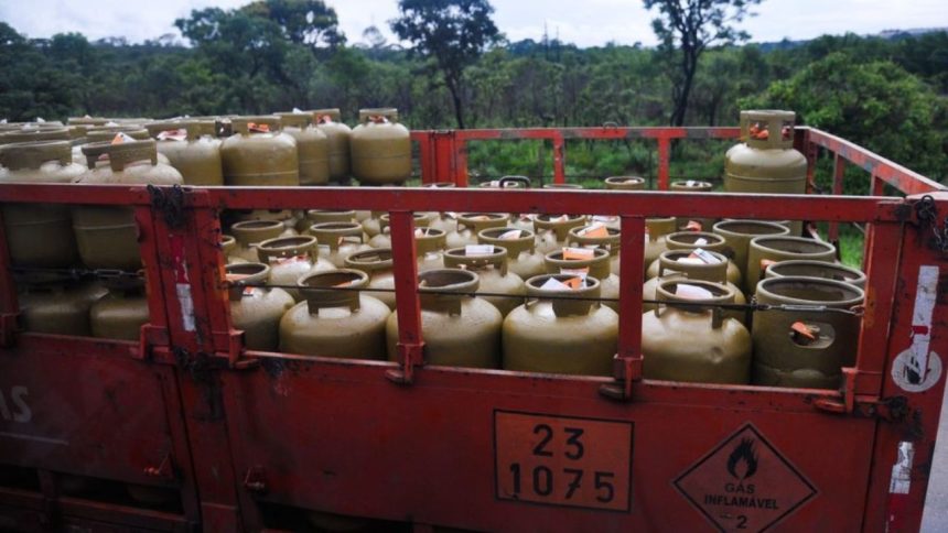 Governo destina R$ 330 milhões para subsidiar importação de gás de cozinha
