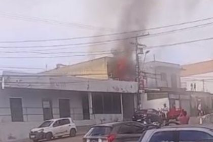 Incêndio atinge imóvel residencial e destrói kitnet na zona oeste de Manaus