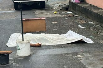 Homem mata namorado da ex-companheira com sete facadas no bairro Novo Aleixo