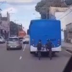 Jovens são filmados pegando 'carona' em ônibus em movimento no Centro de Manaus