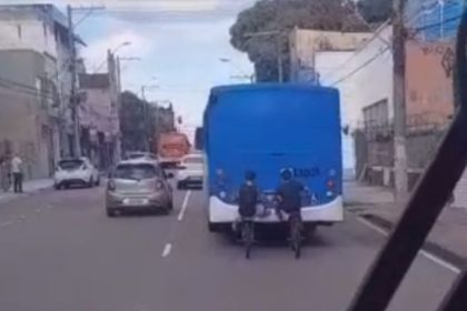 Jovens são filmados pegando 'carona' em ônibus em movimento no Centro de Manaus