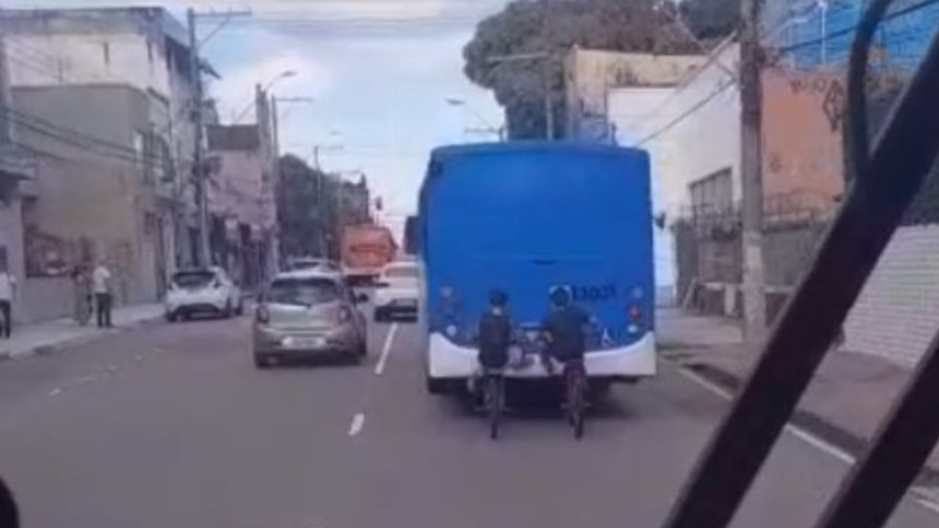 Jovens são filmados pegando 'carona' em ônibus em movimento no Centro de Manaus