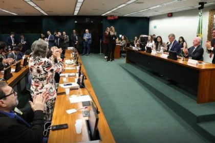 Fim da escala 6x1 avança no Congresso com PECs e projeto de lei em tramitação