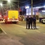 Mulher morre e homem fica ferido após colisão entre moto e ônibus em Manaus